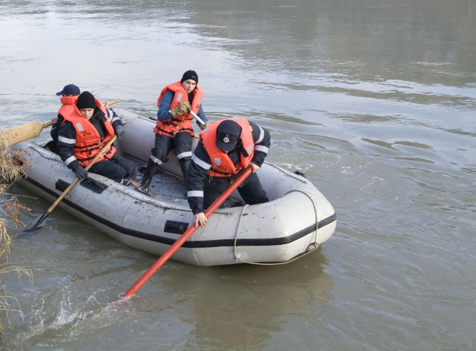 A intrat in raul Mures sa se racoreasca, dar nu a mai iesit la suprafata. Pompierii sunt in alerta
