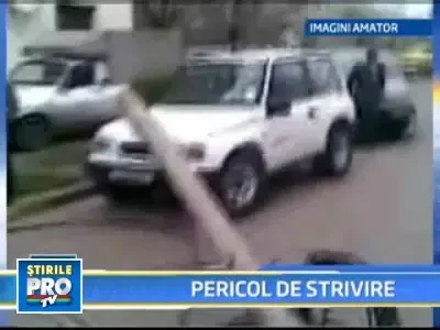 Batran de 76 de ani, ranit de un stalp care s-a prabusit la Bacau
