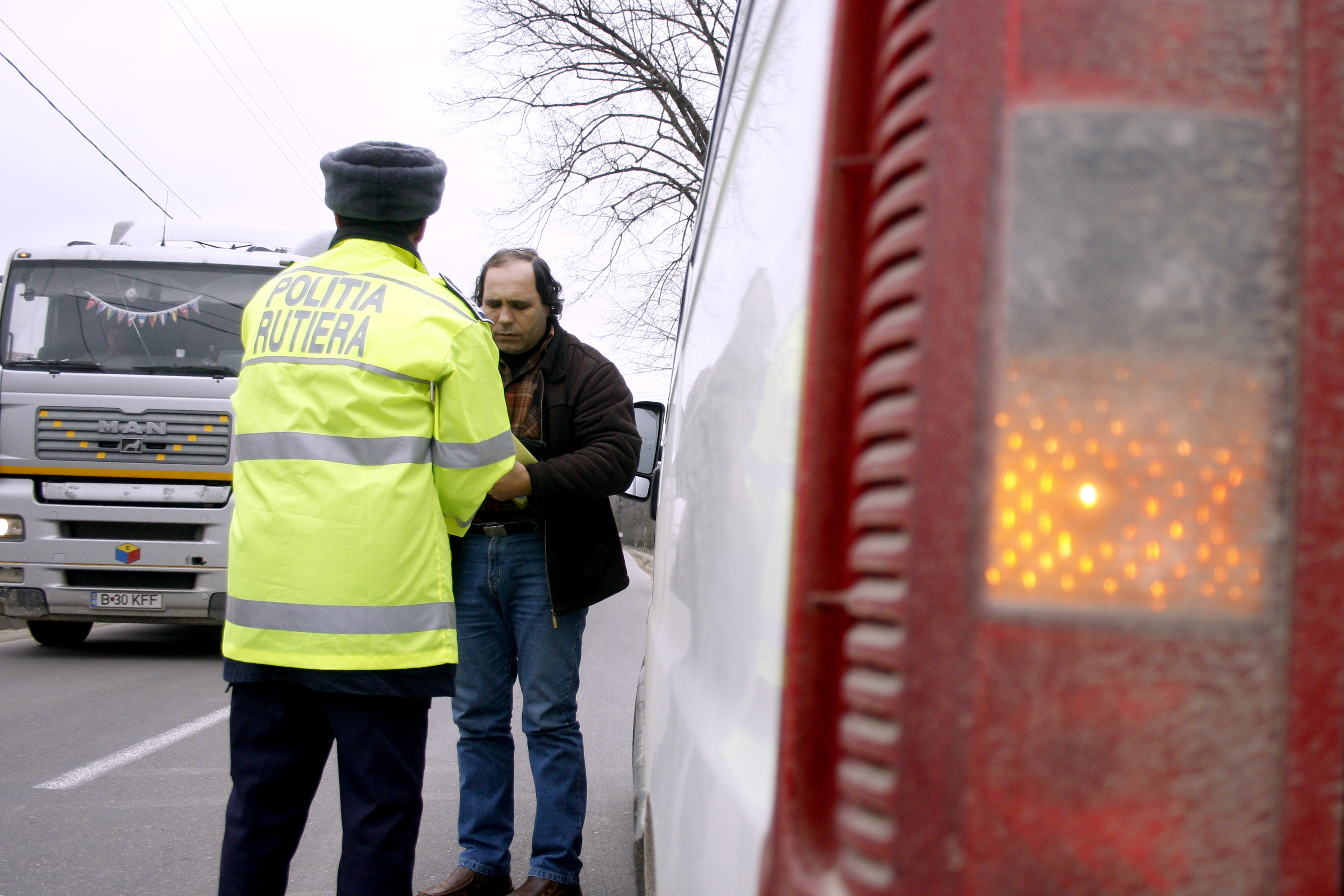 A murit strivit intre doua TIR-uri printre care a incercat sa se strecoare