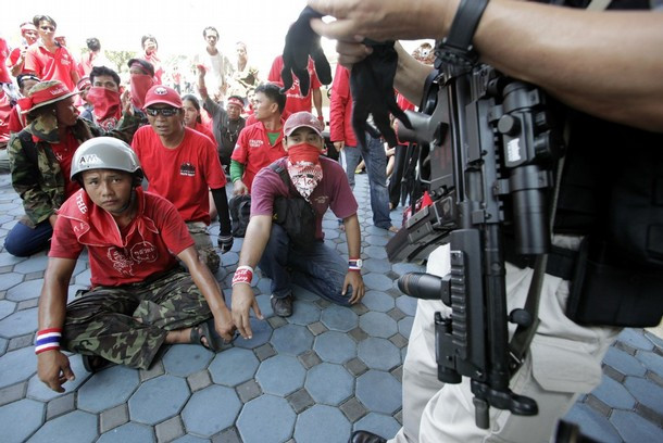 Summit suspendat in Thailanda din cauza "camasilor rosii"