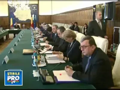 Guvernul a decis: taie din sporuri si plafoneaza salariile