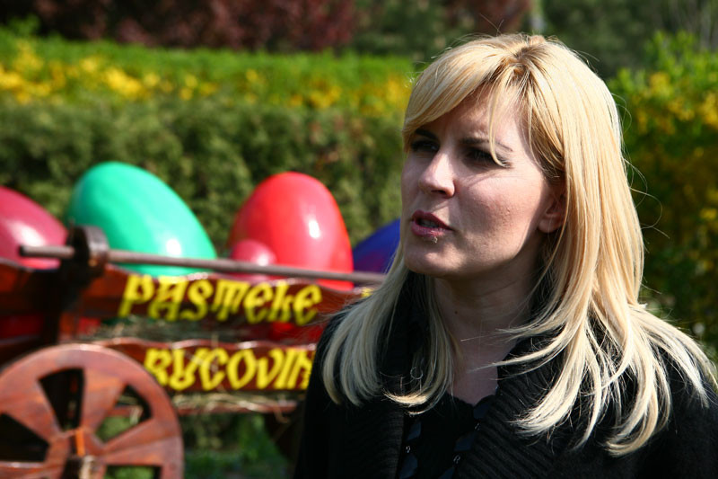 Oua clocite - cum scad politicienii in sondaje