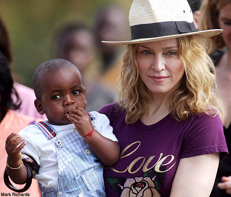 Mercy James, fetita adoptata de Madonna, a ajuns la Londra!