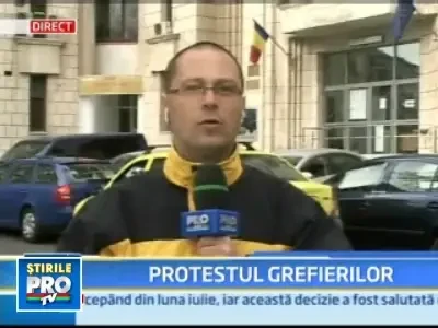 Grefierii au iesit in strada! Cer Guvernului plata drepturilor salariale