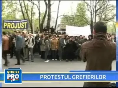 Grefierii au iesit in strada! Cer Guvernului plata drepturilor salariale