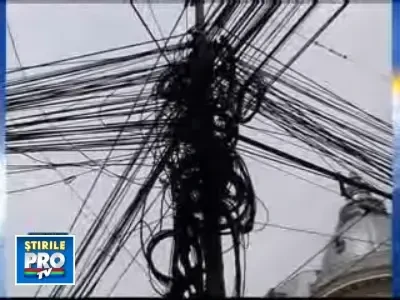 "Cablurile jos!" Gata cu debandada ilegala de pe stalpii Capitalei
