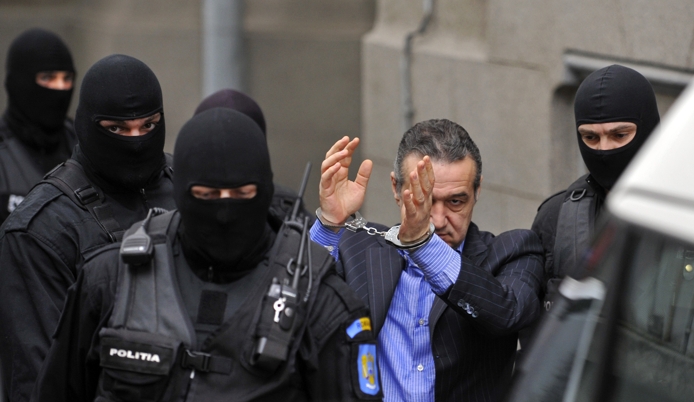 Politistul martor la discutiile lui Becali cu hotii a fost destituit