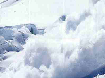 4 tineri au scapat miraculos dupa ce au fost prinsi de o avalansa in Iezer