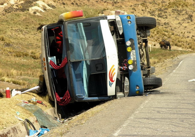 Autocar rasturnat langa Brasov! Soferul gonea cu 90 km/h pe soseaua uda!