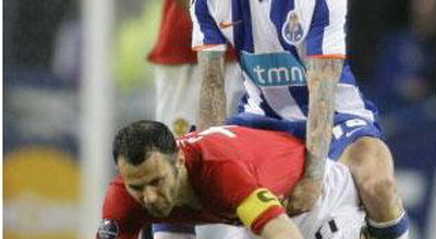 Giggs luat pe la spate de Meireles!