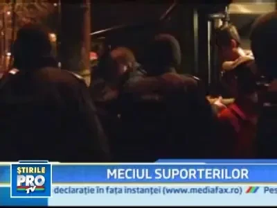 Suporterii echipelor Dinamo si Rapid au purtat propriul meci, in strada!