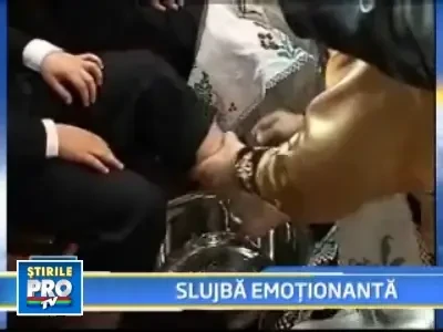 Gest impresionant! Episcopul Dunarii de Jos a spalat picioarele a 12 orfani