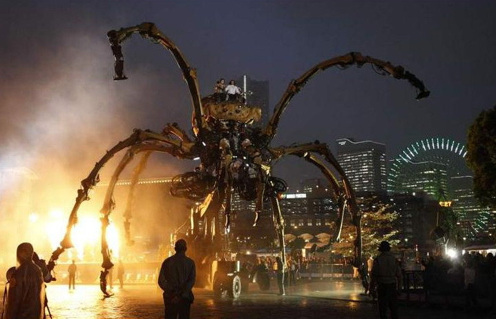 Un paianjen gigant bantuie portul japonez Yokohama!