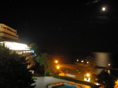 1.500 de turisti asteapta sa ia lumina, la malul marii