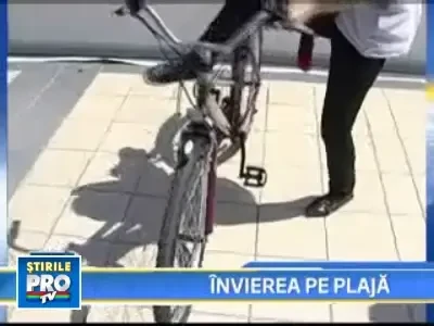 Elena Udrea, pe bicicleta, in ie si cu traista bucovineana! VEZI IMAGINI!
