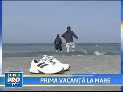 1.500 de turisti asteapta sa ia lumina, la malul marii