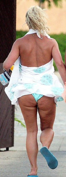 Britney Spears, "alergica" la sutien! E iar cu sfarcurile la vedere