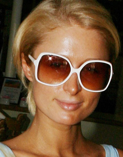 Paris Hilton si-a luat o geanta cat ea de mare!