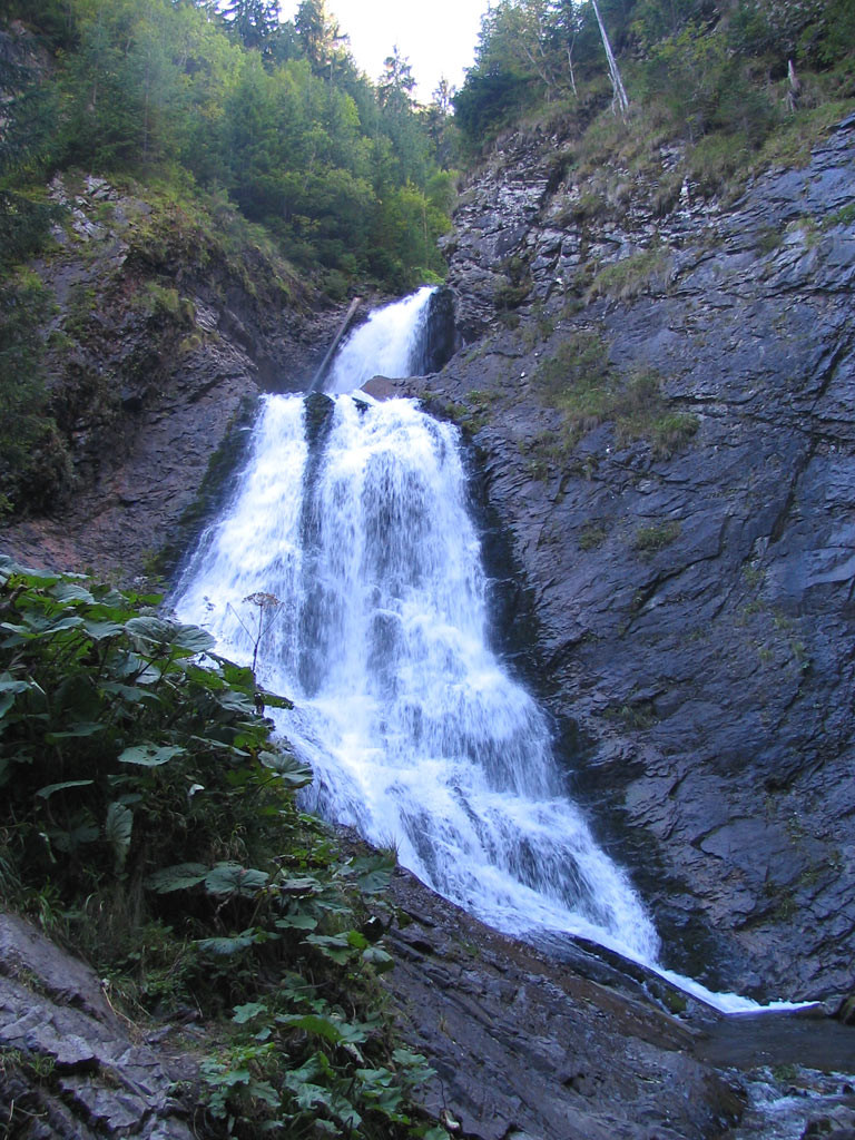 Tragedie de Paste: un tanar s-a inecat intr-o cascada din judetul Cluj
