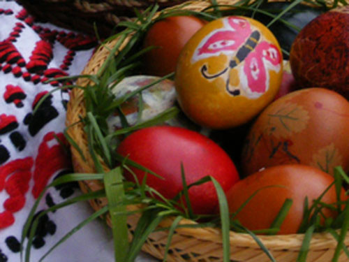 Drob, pasca, oua rosii, friptura de miel!Romanului ii place sa manance bine