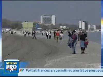 Pastele la mare: sezlong pe plaja si apa cam rece!