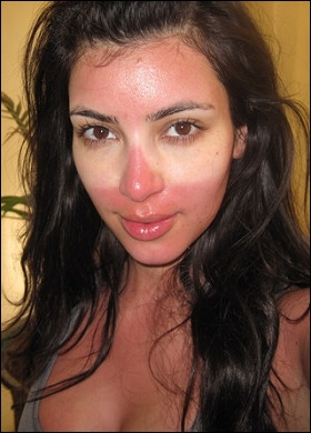 Kim Kardashian, rosie ca racul. A adormit pe plaja!