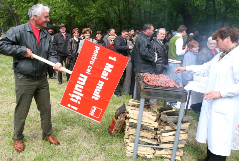 Vanghelie are o dilema: cine e mai tare? Micul la gratar sau Depeche Mode?