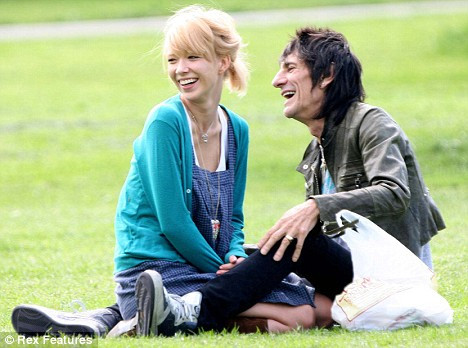 Ronnie Wood si-a parasit iubita cu 40 de ani mai tanara decat el