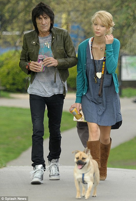 Ronnie Wood, retinut de politie pentru ca si-ar fi agresat iubita!