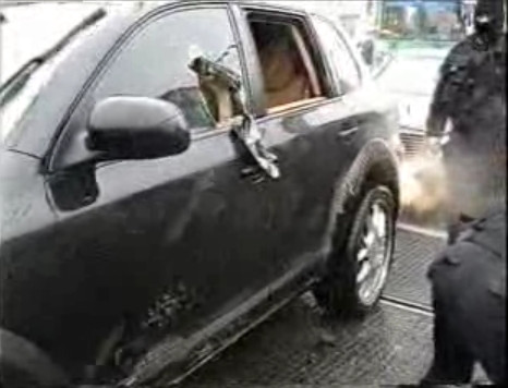 Poc, poc! "Toata lumea la pamant! Ooops, am gresit masina!"