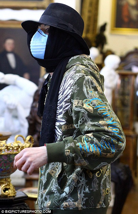 Michael Jackson si deghizarile sale bizare!