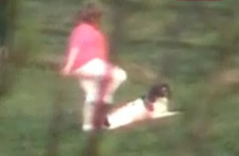 SADISM COPILARESC? Iata cum maltrateaza o fetita un biet caine