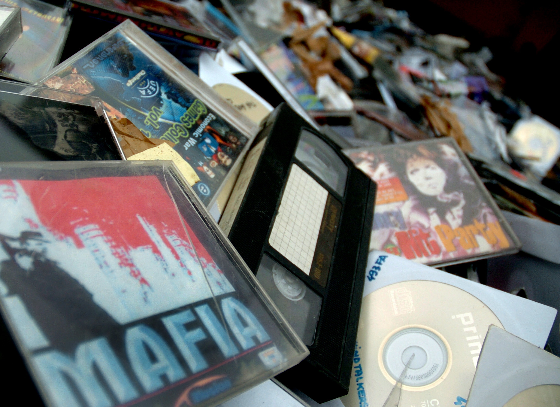 Piraterie zdrobita! 120.000 de CD-uri, distruse in Bucuresti