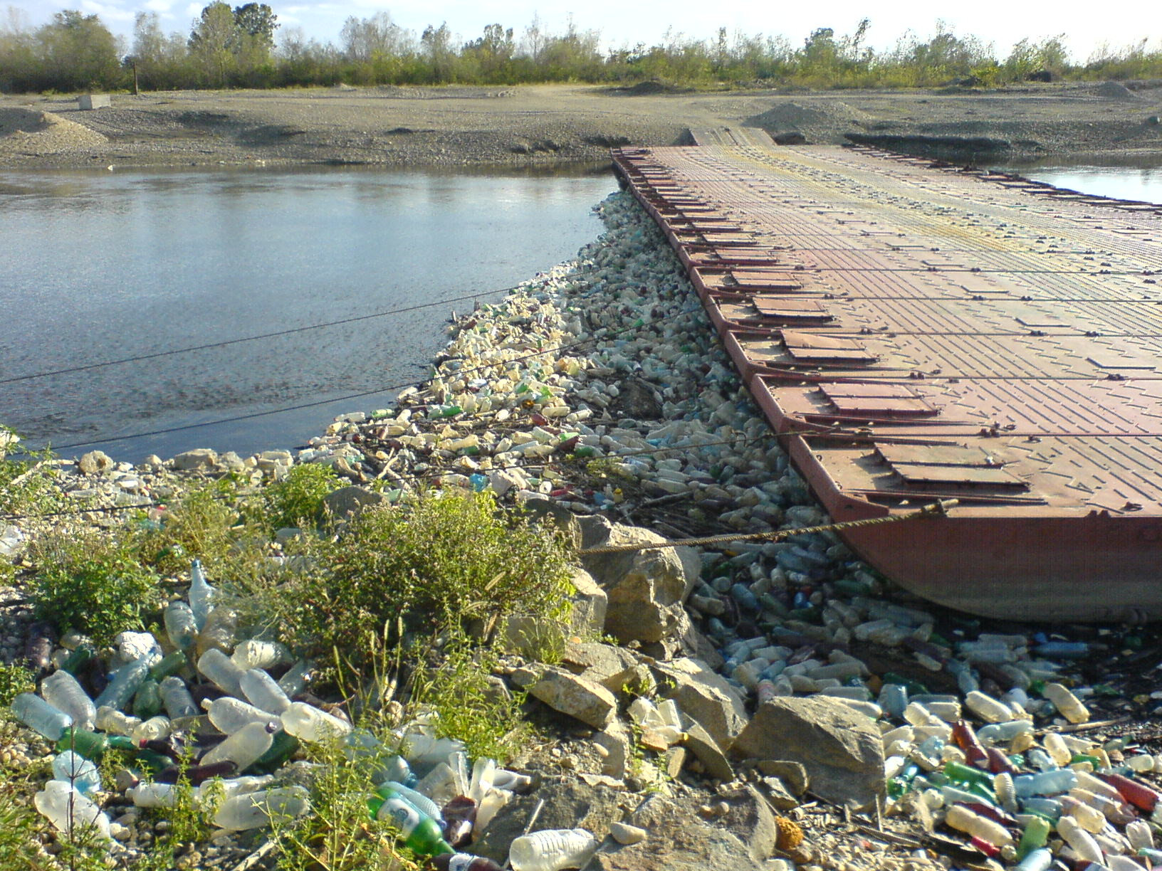 Un rau de sticle! Oltul este acoperit de peturi!