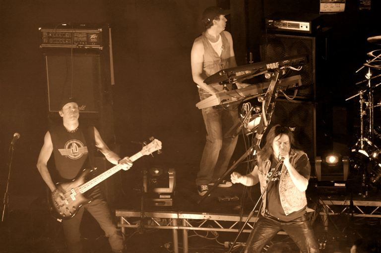 Un rocker transpira pe scena cat un taietor de lemne!