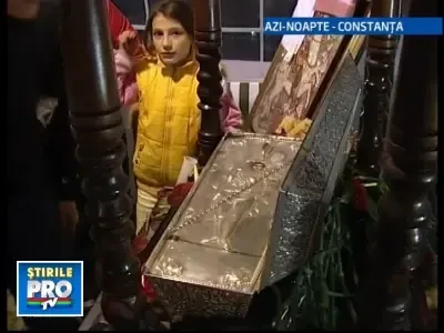 Sute de oameni au indurat frigul ca sa atinga moastele Sfantului Gheorghe