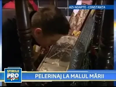 Sute de oameni au indurat frigul ca sa atinga moastele Sfantului Gheorghe