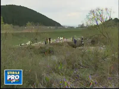 Un rau de sticle! Oltul este acoperit de peturi!