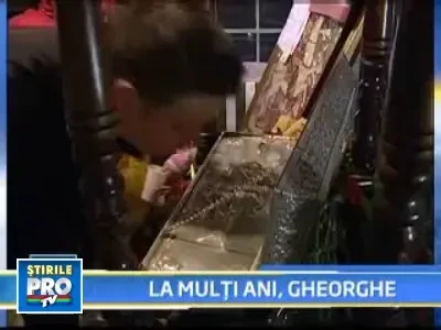 Sute de oameni au indurat frigul ca sa atinga moastele Sfantului Gheorghe