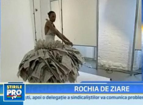 Pentru iubitorii de stiri! Rochia de mireasa facuta din ziare!