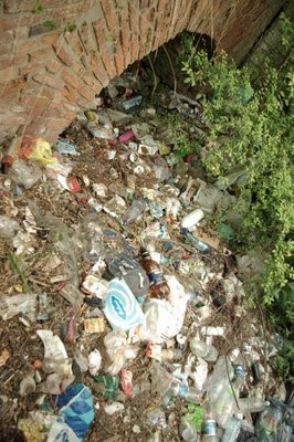 Curtea spitalului din Lugoj, groapa de gunoi! Pacientii sunt ingroziti