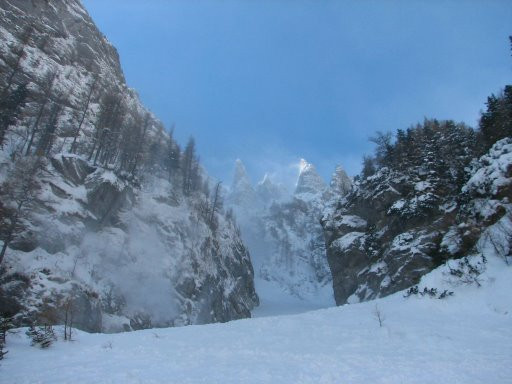 A murit la 21 de ani, dupa ce a cazut 200 de metri intr-o rapa din Bucegi