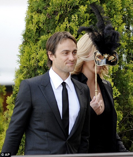 Nunta actritei Salma Hayek s-a lasat cu bal mascat!