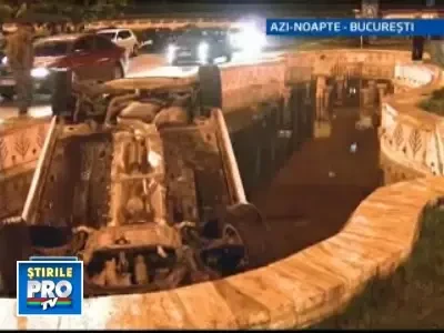 O soferita "viteaza" si bauta bine a plonjat cu masina direct in fantana!