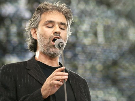 Cadou de la Hugo Chavez pentru Andrea Bocelli!