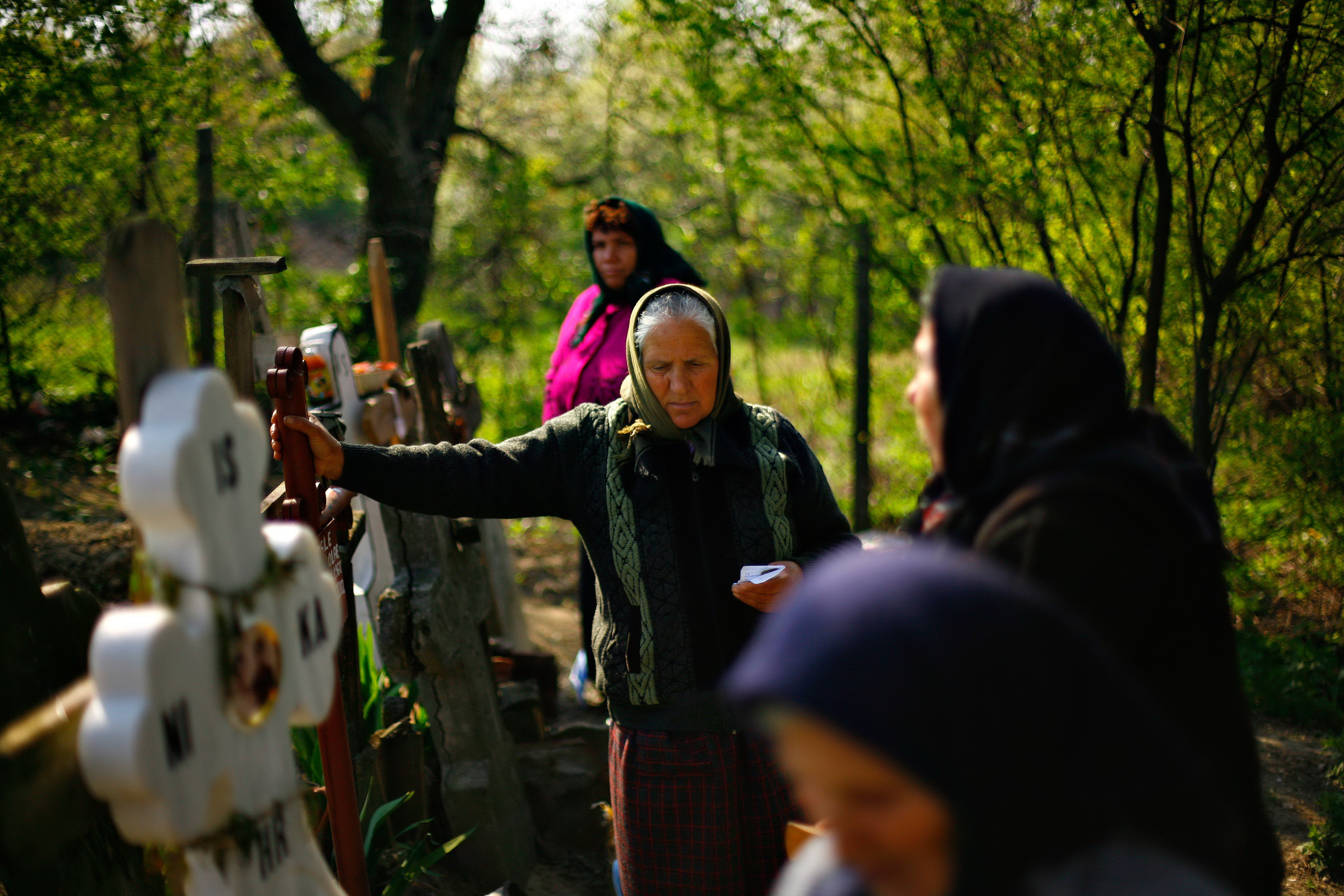 Pastele Blajinilor: concurs intre preoti si lautari in cimitirele din tara