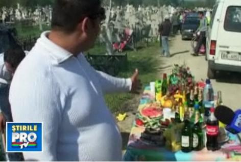 Ultimele "tendinte" in lumea celor sfinte: mortul cu telefon mobil si cavourile cu etaj