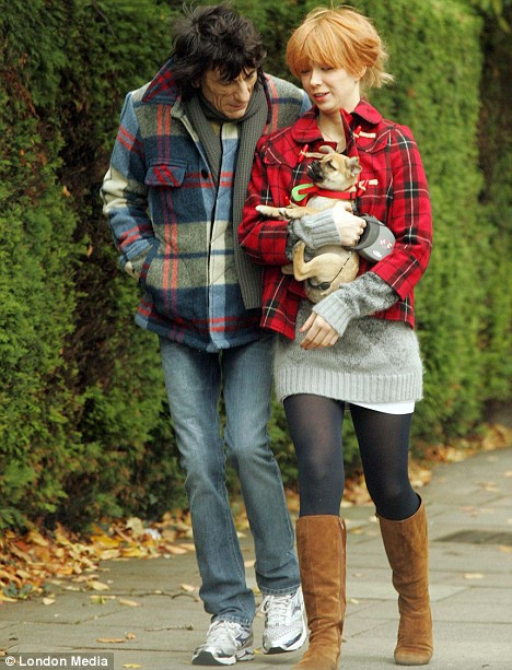 El are 61 de ani, ea 20! Chitaristul trupei Rolling Stones se insoara!