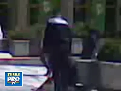 Politist comunitar, filmat in timp ce lovea o cersetoare in varsta. VIDEO
