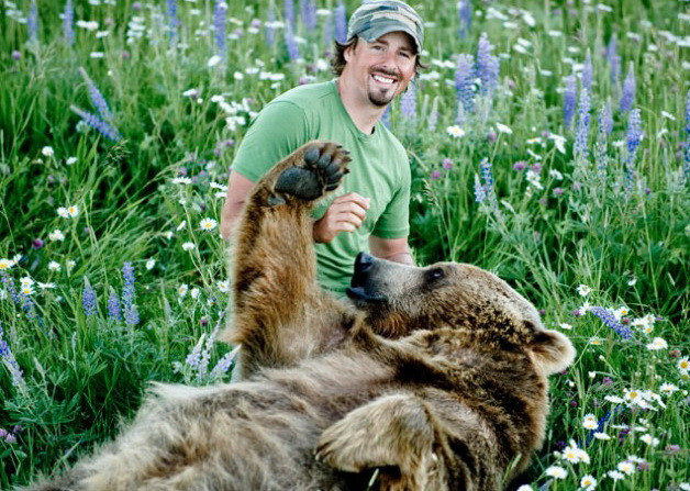 Un animal de casa putin mai neobisnuit! Traiesc impreuna cu un urs grizzly!